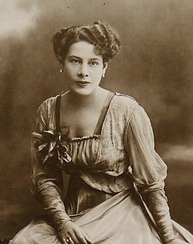 Maria Forescu as Die Hexe