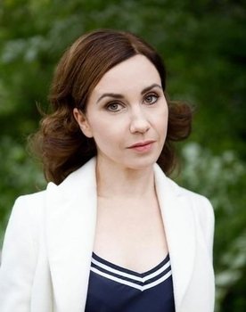 Kathrin Angerer as Elma Rebisi