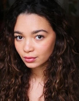 Alice Révérend as Lola Brunet