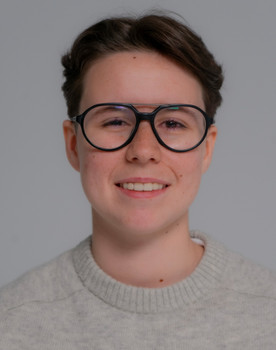 Ana Torres Martínez as Alejandro (niño)