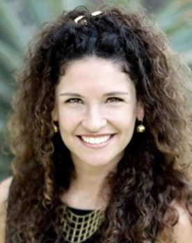 Patricia Furtado as Daniela Pontes