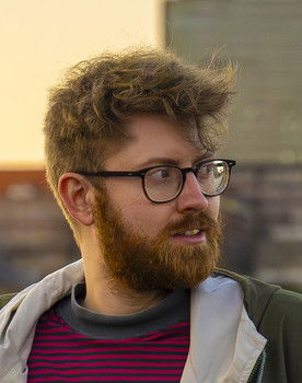 Robert Kiehn as Nachrichtensprecher