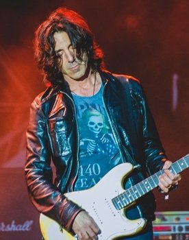 Stef Burns as Chitarra Elettrica