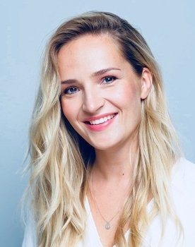 Marta Laan as Rass' Desk Mate
