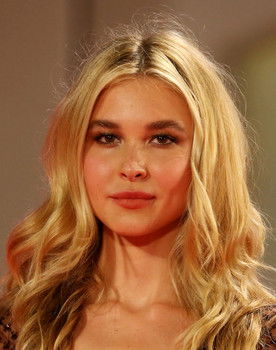 Isabel May as Taylor