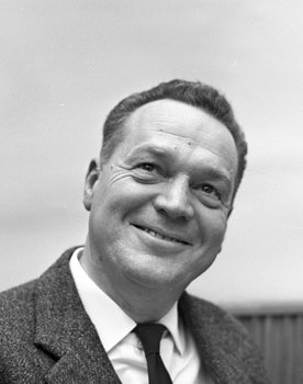 Rolf Kirkvaag as Tore Aulie