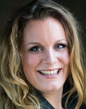 Lise Baastrup as Holdkaptajn