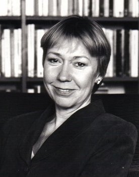 Gabrielle Lloyd as Elizabeth Trent