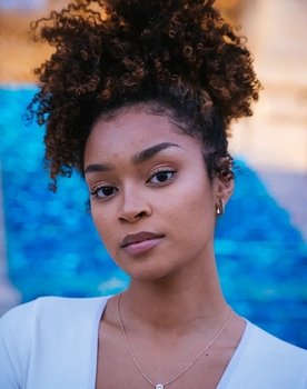 Johanna Boyer as Aya Konaté