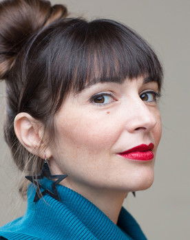 Margarita Amarantidi as πρώην σύζυγος στο καφέ/φωνή χορεύτριας