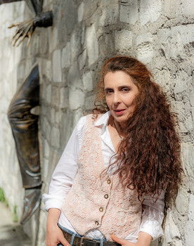 Sandrine Malika Charlemagne as La voisine