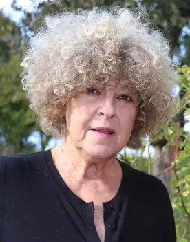 Elisabeth Reynaud as 