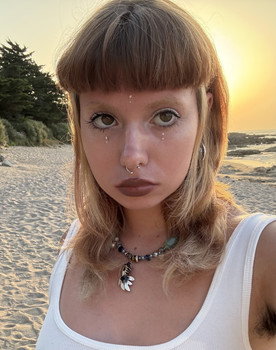 Julie Doidy as Julie