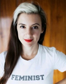 Malena Pichot as Comedian
