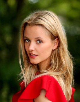 Jasmín Dúfa Pitt as Pia