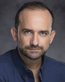 Luís Barros as Médico