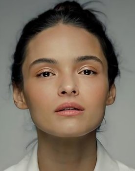 Clara Niin as 
