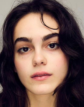 Stella Marcus as Mia