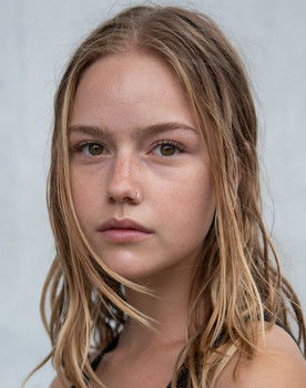 Amélie Hoeferle as Alex