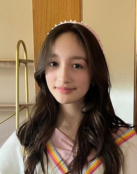 Mia Cavallero as Young Popular Girl