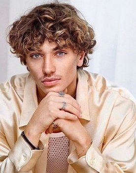 Gavin Casalegno as Cole Jackson