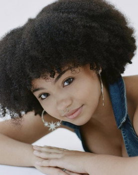 Mia Rae Roberts as Alexis