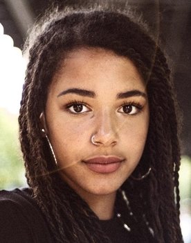 Luna Schaller as Charlie