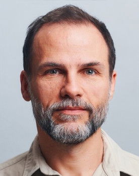 Marcos Damigo as Hugo Abrantes