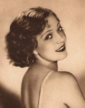 Mártha Eggerth as Baronesse Margit von Bardy
