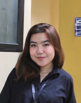 Vanni Maria as Mahasiswi 2/Student 2