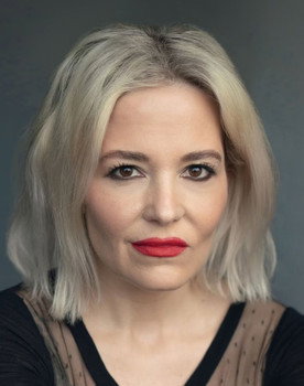 Nadine Leon Gobet as Robyn