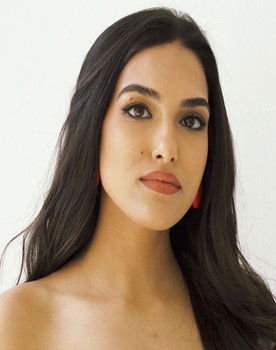 Aya Zade as زينب