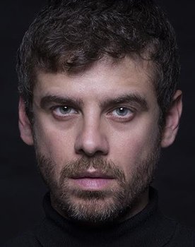 Raúl Amores as 