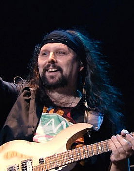 Helge Engelke as Guitars