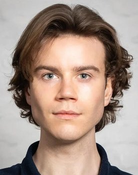 Lyndon Henley Hanrahan as Buzz