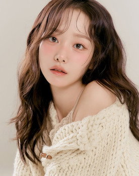 Ham Ye-jin as Self - Single