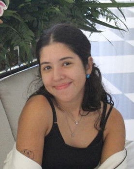 Analice Ferreira as Casal mulher cafeteria / Mãos segurando as laranjas #3