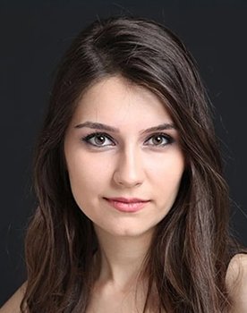 Esra İşgüzar as 
