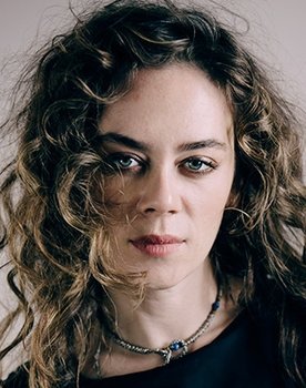 Demet Evgar as Havar