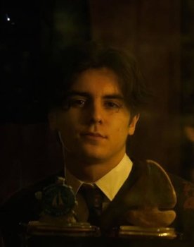 Tom Vissaux as Le serveur