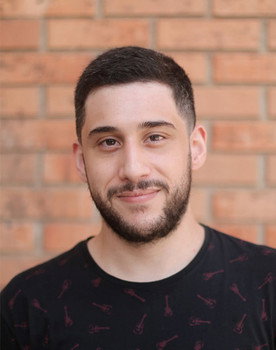 Daniel Martins as Assassino