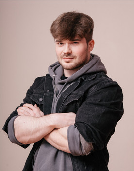 Noa Fedyk as Steve Foster