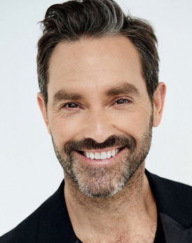 Guillaume Lemay-Thivierge as Max