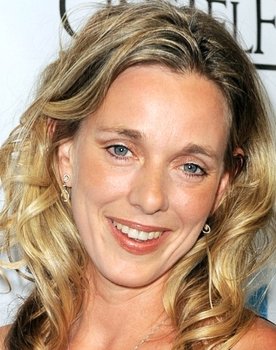 Mollie Milligan as Elizabeth Riley