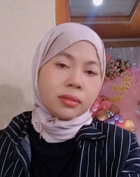 Umi Lestari as Ibu Warung 1