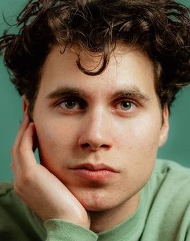 Jonas Gindin as Curious Fan