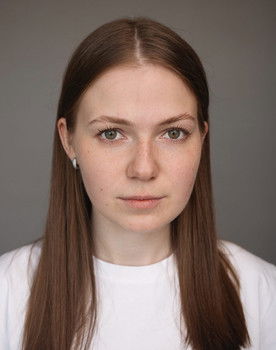 Агата Замятина as продавец-консультант