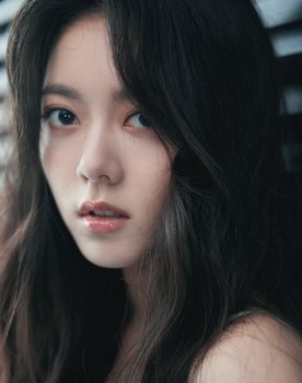 Zhao Jinmai as Maggie