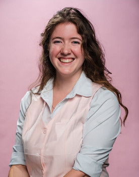 Lainey Sumner as Extra