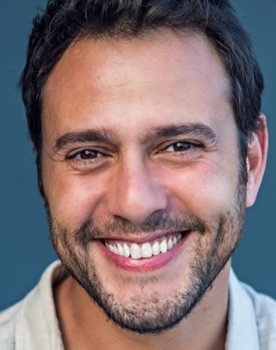 Vinicius Zinn as Nicholas